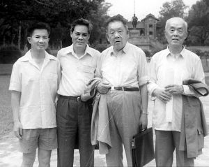 1989年，田余庆（左二）与邓广铭（右二）、季羡林（右一）等在中山大学参加纪念陈寅恪教授国际学术讨论会。