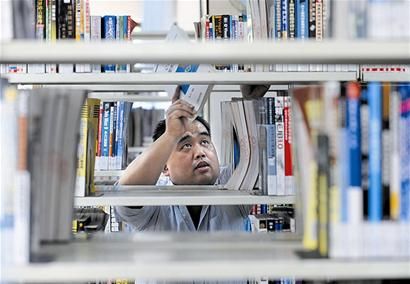图书管理员应立新 自学成才的“求职导师”