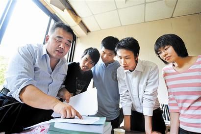 图书管理员应立新 自学成才的“求职导师”