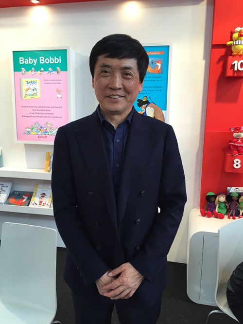 曹文轩在获奖现场（京华时报）