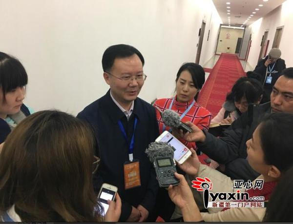 福海县县委副书记、常务副县长周江玉接受记者采访