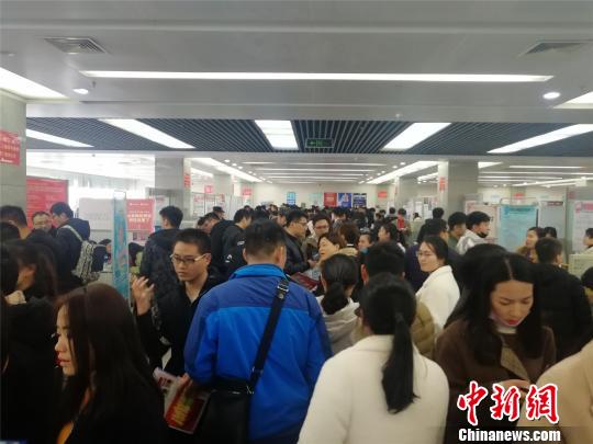 河南人才市场里求职者众多 韩章云 摄