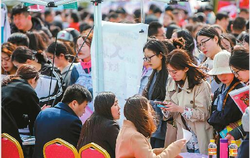 分房、解决配偶工作 师范类招聘会民办学校出大